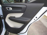 他の車に乗る機会がある度、あらためてボルボのドアの厚みに驚かされます。「バツッ」という開閉音とともに外界とは遮断された静寂が訪れ、「守られている」ことを日々、実感させてくれます。