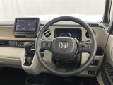 運転席まわりです。 各操作スイッチは使いやすい位置に配置されてます。