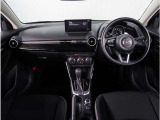 【インパネ周り】視界がよく運転しやすい設計となっております。インパネ周りもすっきりと洗練されたデザインで高級感が溢れています。日々のドライブを飽きさせません。