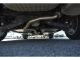 車両後方からの下回りです。マフラー防錆塗装や下回り防錆施工等も可能でございます。