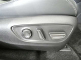運転席電動シートは、シートポジションを細かく調整できるので長時間の運転もリラックスできますね。