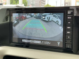 カメラは切り替えが可能で見えにくい前方の死角をサポート!