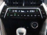 左右独立温度コントロールフルオートエアコンです。運転席、助手席それぞれで独立して温度設定ができます。冷え性の方が乗っても安心ですね♪