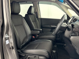 乗降がしやすい運転席。高さが調節できて小柄な方でも運転しやすいポジションをとることができます。