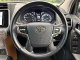インテリアに合わせたデザインのステアリングは、運転される方のことも考え、運転しやすい形状、大きさです。是非一度、実際に触ってお確かめください。