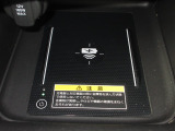 ワイヤレス充電器がついています。対応スマートフォンを置くだけで充電が可能です。