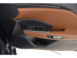 e-latch  降車時に後方から車が近づいている時はドアを開かないようにする安心機能。