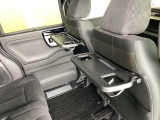 折りたたみ式のシートバックテーブルは限られた空間を有効活用。車内の家族時間をもっと快適に。休憩時のちょっとした小物置に使える、前席背面の格納式テーブルが付いています。