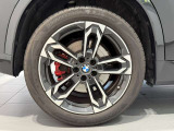 BMWの純正アロイホイールは軽量かつ強度にも優れているホイールで走行性能を引き上げる設計になっております。足元にもBMWは妥協がなくこだわっている個所になります。