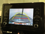 リバースギアに入れるだけで後方の表示へ切り替わります。夜間や雨の日の駐車も楽になりますよ。