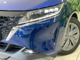 【LEDヘッドライト】悪天候や夜間走行時も良好な視界を確保し安心して運転できる高輝度LEDヘッドライトを装備!点灯速度が早く、消費電力も抑えられています。