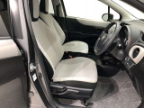 高めのヒップポイントで、ゆったりしたシートです。足腰に負担の掛かる乗り降りが、乗用車タイプに比べ楽になりますよ。