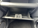 【グローブボックス】大容量のグローブボックスです!!車検証ケース他、日頃使う小物類の収納スペースもたくさんあります!