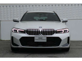 BMWの代名詞の【キドニーグリル】グリルが腎臓のように見えるので【キドニー】と呼ばれるようになりました。一目見ただけでBMWであると認識できる確固たるアイコンとして存在感を放ちます。