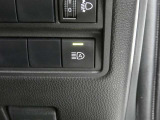 オートマチックハイビーム装備です。先行車や対向車のライトを認識し、ハイビームとロービームを自動で切り替える機能です。夜道の視界を確保します。詳細は販売店スタッフまでおたずねください。