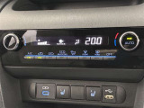 オートエアコンは温度を設定するだけで、自動で風量などを設定してくれます。運転しながら操作も必要ないので、安全性も向上します。