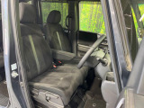 運転席まわりには十分なスペースがあり、大柄な方でもゆったり運転していただける環境です。