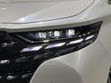 【三眼LEDヘッドライト】スタイリッシュな見た目の三眼LEDヘッドライトを装備♪スタイルだけでなく、夜間の走行も視界良好で安心してお乗りいただけます。