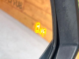 【ブラインドスポットモニター】走行中、ドアミラーの死角になりやすい箇所に後続車が接近するとサイドミラーのレンズに警告を表示!ドライバーに注意喚起をしてくれます。
