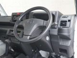握りやすいハンドルに見やすいメーターパネルです。