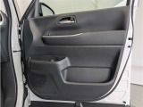 運転席ドア内張はご覧の通り。ドアポケットの収納もバッチリです