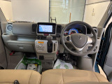 見易い計器類と運転し易いドライビングポジションは、視角も少なく前方&左右の見切りが良く運転し易いクルマです