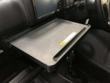 車内での仕事や食事の際に便利なインパネテーブル!A4サイズのノートパソコンやお弁当などが置けます。最大重量10kgのものまで置くことができます。