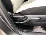運転席シート座面は上下アジャスター付きです。お好みの位置に調整可能です。