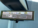 インテリジェントルームミラー。車両後方のカメラ映像をミラー面に映し出すため、車内の状況や天候などに影響されずいつでもクリアな後方の視界が得られます。