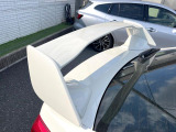 【大型リヤスポイラー】スポーツカーらしさがグッと引き立つ大型リヤスポイラーを装着♪高速走行時のスタビリティ(走行安定性)向上に役立ちます。