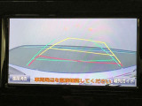 【バックガイドモニター】後方の映像をナビ画面に表示するだけでなく、ステアリング操作に連動して動くガイド線も同時に表示!予想進路の確認をしながら後退できるので便利です!