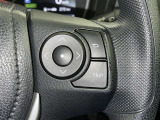 ステアリングスイッチ付き。前方から目を離すことなく操作することが可能です。