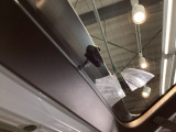 【ドラレコ・後方カメラ】届きにくい後方の視界を映像でカバーし、トラブルの抑止力にもなります。万が一の際、状況を正確に証明できる安心感が、毎日のドライブに落ち着きと確かなゆとりを添えてくれます。