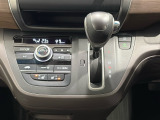 CVT車のセレクトレバーです。低速から高速まで、変速ショックのないスムーズな走りを実現するとともに、エンジン効率のよい領域を維持することで燃費にも貢献します。