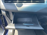 【グローブボックス】大容量のグローブボックスです!!車検証ケース他、日頃使う小物類の収納スペースもたくさんあります!