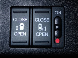 運転席からもスライドドアをボタン操作でスピーディーに開閉できます!またスマートキーでも操作できるので便利です。