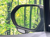 【ブラインドスポットモニター】走行中、ドアミラーの死角になりやすい箇所に後続車が接近するとサイドミラーのレンズに警告を表示!ドライバーに注意喚起をしてくれます。