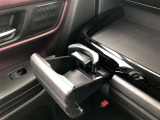 運転席用・助手席用と2つのカップホルダーを装備しています。ドリンクだけでなく、色々な小物の置き場所としても大変便利です。