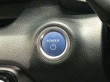 エンジンスタートスイッチです。キーが車内にあれば、エンジンの始動や停止はスイッチを押すだけ!キーを取り出す手間を省き、ワンプッシュで操作できるので簡単でスムーズです。