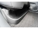 後席シート下には細長い収納スペースがあり、車内で散らかりやすい長い物をすっきり収納できます。普段あまり使わない物も見えない場所にしまえるので、車内をきれいに保てます!傘や掃除用具、ワイパーなど♪