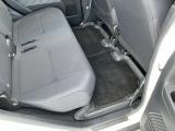 コンパクトな車ですが、後席も充分なスペースを確保しています。足元空間も広くリラックスしてドライブが楽しめます。