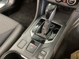 シンプルでとても使いやすいフロアシフトに、パーキングブレーキは、電子制御パーキングブレーキです。