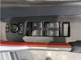 パワーウィンドウのスイッチですよ。 運転席に居ながら窓を開け閉めのコントロールできますよ。 ロック機能で、子供がイタズラして窓を開けるという事も無くなりますよ。