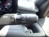 オートライト機能が装備されており暗い場所に入ると車両が検知しライトのON・OFFを自動的に切り替えてくれますので非常に便利な装備です♪