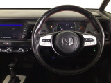 【ハンドル】運転にかかわる様々な操作を安全に行えるように視点移動が少なく操作性に配慮されたスイッチ類が凝縮されたコックピットです。