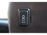 2列目にもオプションのUSB給電ソケットを備え、モバイル機器の充電に利用できます。