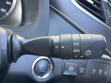 【オートライト(AUTO)】外の明るさをシステムが感知して、自動でヘッドライトが点灯します。ヘッドライトをつけ忘れを防ぐ便利機能です。