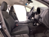 広い足元にゆったり座れるシートには肘掛けも装備しており長距離の運転でも疲れにくくなってます。女性でも運転がしやすいように、シートの高さ調整機能(シートリフター)がついています。