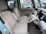 フロントシートはベンチシートです。インパネシフトで足元は広々。運転席と助手席はウォークスルーできます。