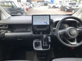 シンプルながら機能性あふれる運転席廻りです。視界性もよく、運転しやすいですよ。